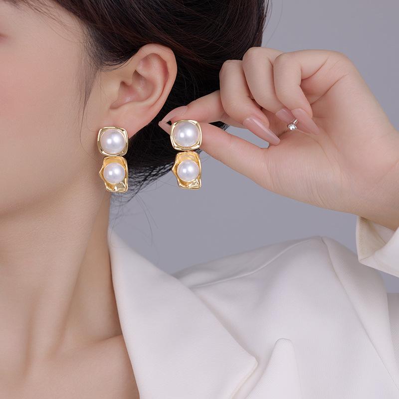 French Retro Irregular Pearl Stud Earrings Niche Unique Design High Sense Earrings Fashion Versatile Flow Earrings