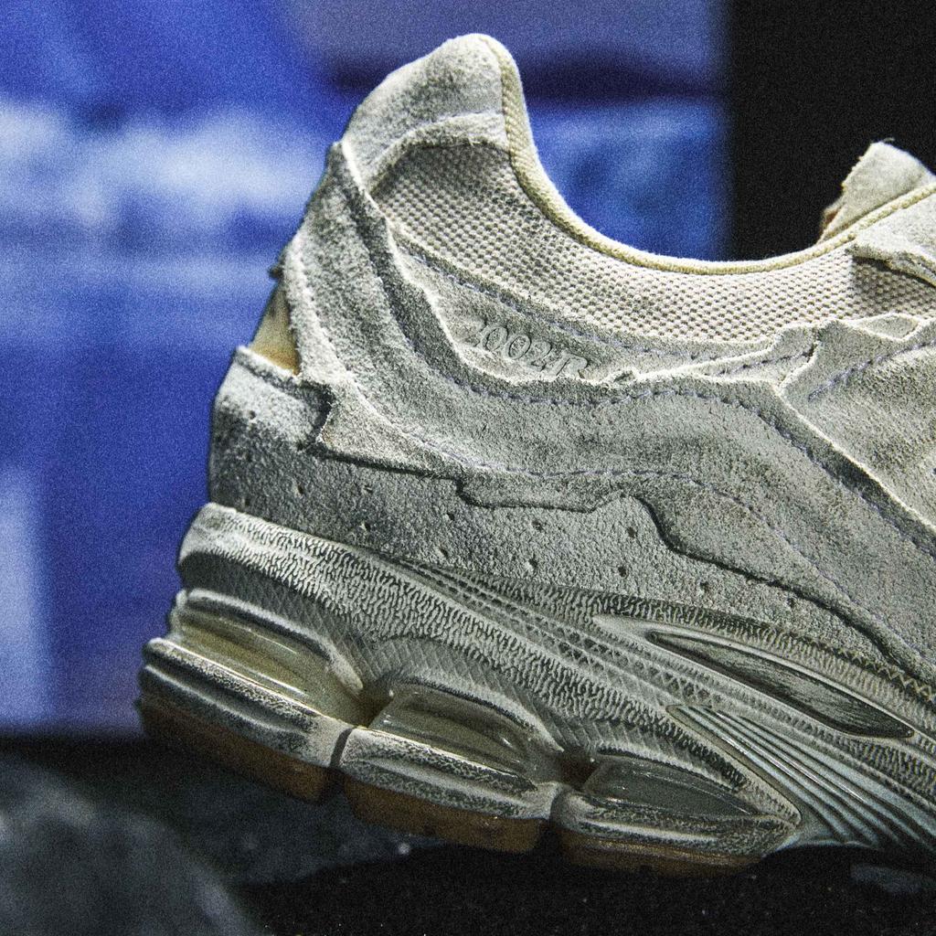 New Balance 2002R Protection Pack - Distressed Unisex Sneakers White Sea-Salt Vintage-Orange M2002RDG