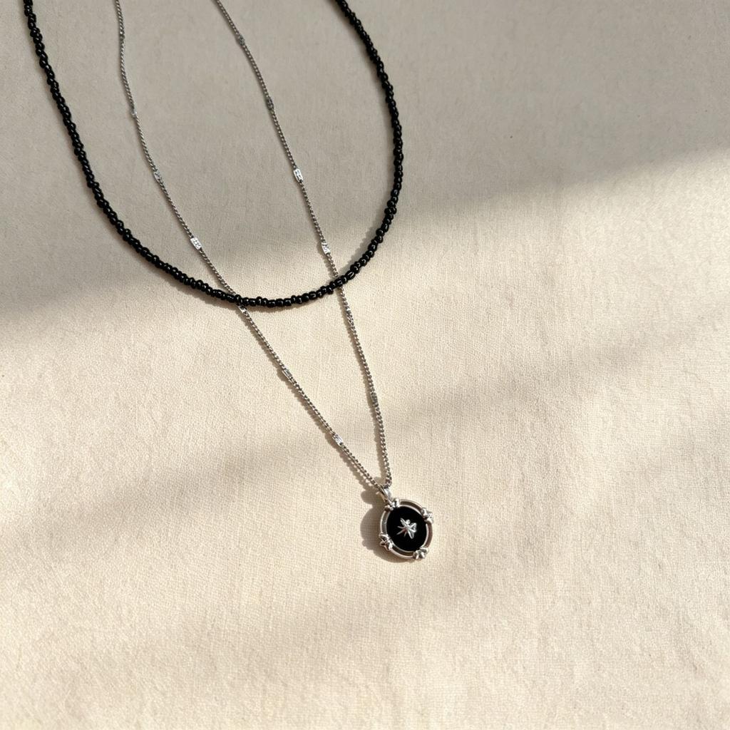 New Double-layer Eight-pointed Star Round Pendant Necklace for Women, Black Rice Beads, Layered Design, High-end Clavicle Chain