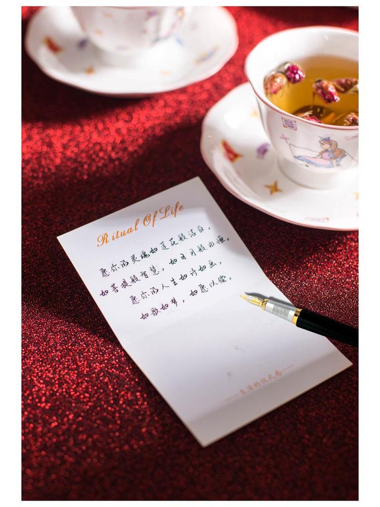 Кофейная чашка Алиса: Женский подарок на Новый год, День рождения, Свадьбу, Новоселье или для послеполуденного чая