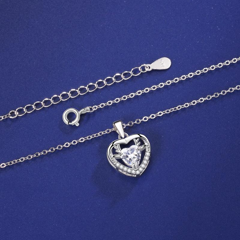 Ожерелье для женщин имеет свой кулон в виде оленя с выдолбленными бриллиантами, нишевый дизайн, смысл, чтобы отправить девушке аксессуары