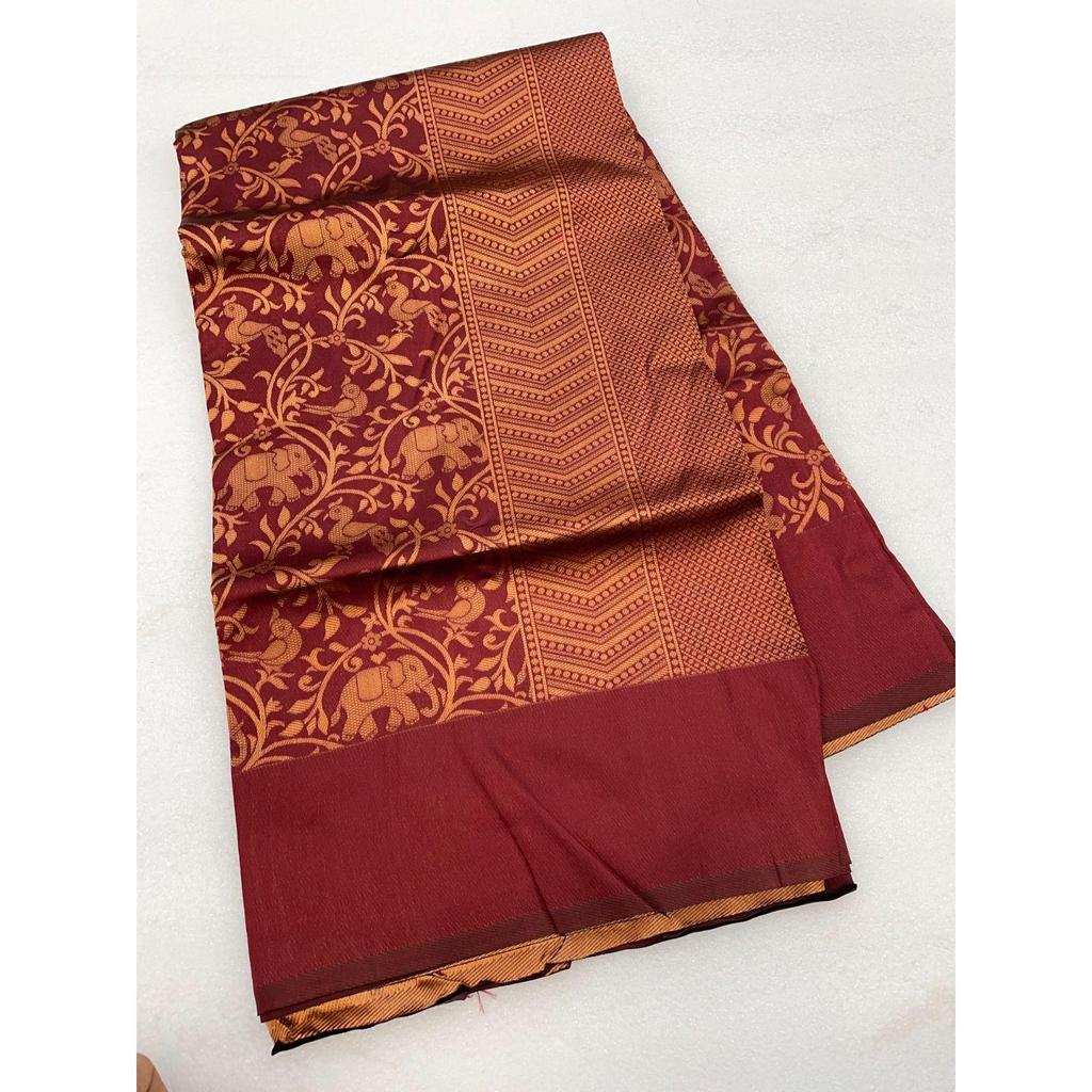 Это красивое сари элегантно украшено великолепным жаккардовым плетением, которое придает образу идеальный вид.