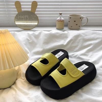Суперогневые шлепанцы на липучках на толстой подошве женские летние 2025 новые крутые шлепанцы на одной платформе маленькие сандалии на танкетке