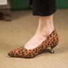 Модные женские туфли на среднем каблуке с леопардовым принтом, сексуальные замшевые босоножки с острым носком, 2024, вечерние осенние туфли-лодочки, новое платье Mujer Zapatillas