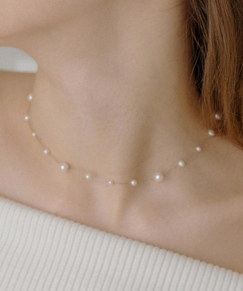 Имеет серебряное колье с жемчугом Hld028