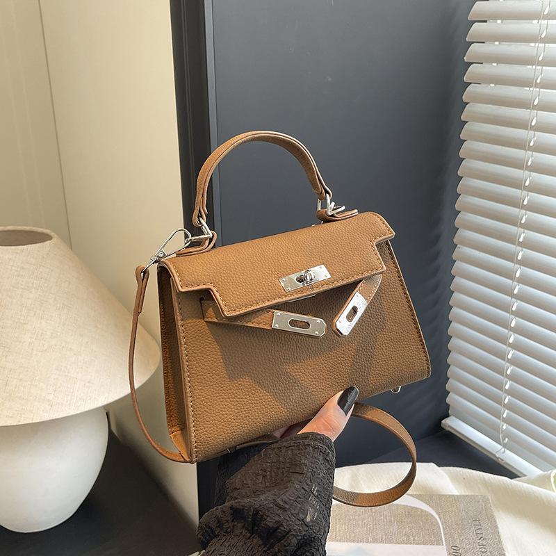 Выходная сумка женская 2025 новая сумка-мессенджер с высоким чувством осени и зимы популярная супер огонь сумка через плечо маленькая квадратная сумка