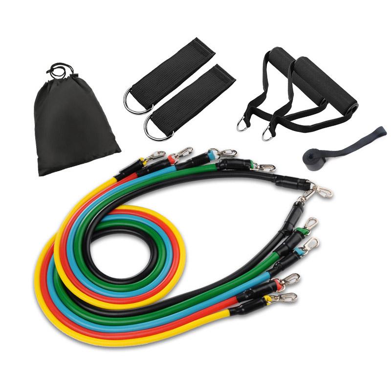 Комплект эластичных лент для тренировок с прикрепленными ручками, дверным анкером, чехлом для переноски и руководством по упражнениям. Тренировка
