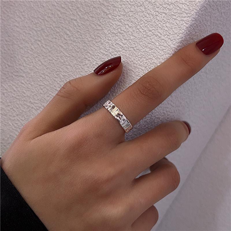 Женское высококачественное металлическое кольцо с мятой текстурой - уникальный дизайн, открытый стиль, легкая роскошь, простой, но элегантный аксессуар для широкого указательного пальца