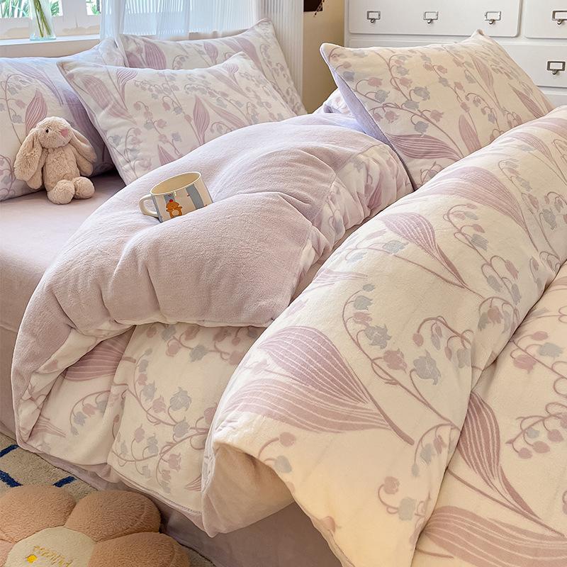 Утолщенный резной молочный флисовый комплект из четырех предметов, флисовое одеяло, простыня из кораллового флиса