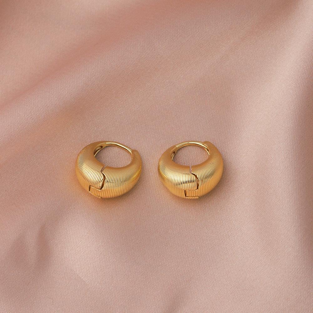 French Retro High-End Women's Ear Cuffs: Simple, Versatile Hoop Earrings for Square and Round Faces.