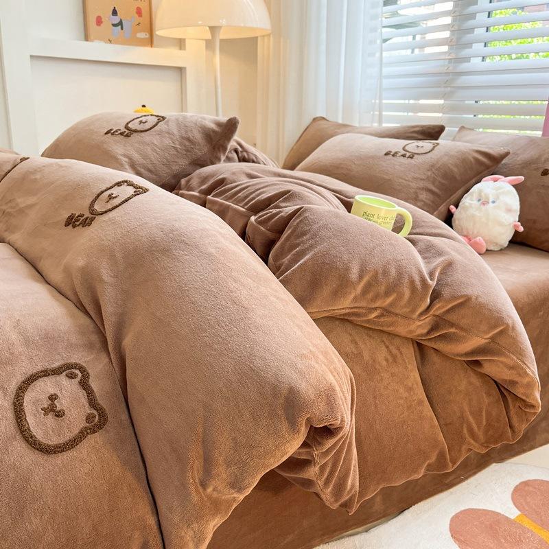 Зимнее полотенце с вышивкой, молочный бархат, комплект из четырех предметов, утолщенное теплое постельное белье с героями мультфильмов, коралловое фланелевое пододеяльник