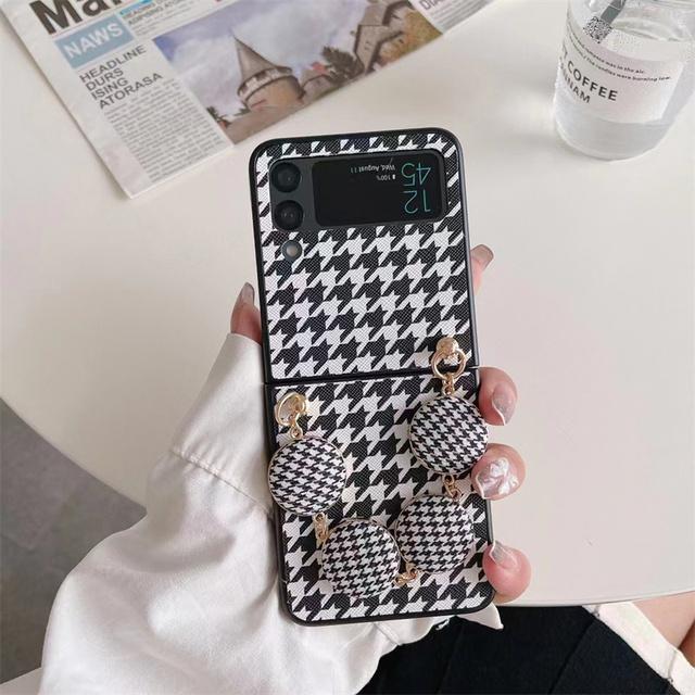 Chic And Elegant Leather Camellia Phone Case For Samsung Galaxy Z Flip 3 Z Flip 4 With Portable Pearl Bracelet Cover Women Girl