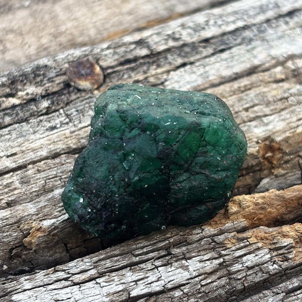 Natural Green Emerald Loose Gemstone Rough 207.70 ct Uncut for Lapidary and Gem Collections