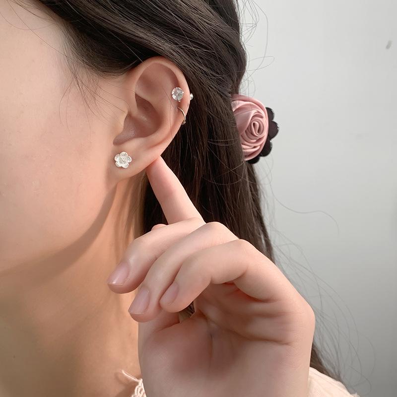 Маленькие свежие цветочные серьги Маленькие японские милые серьги Питательные пирсинг ушей Летние модные серьги