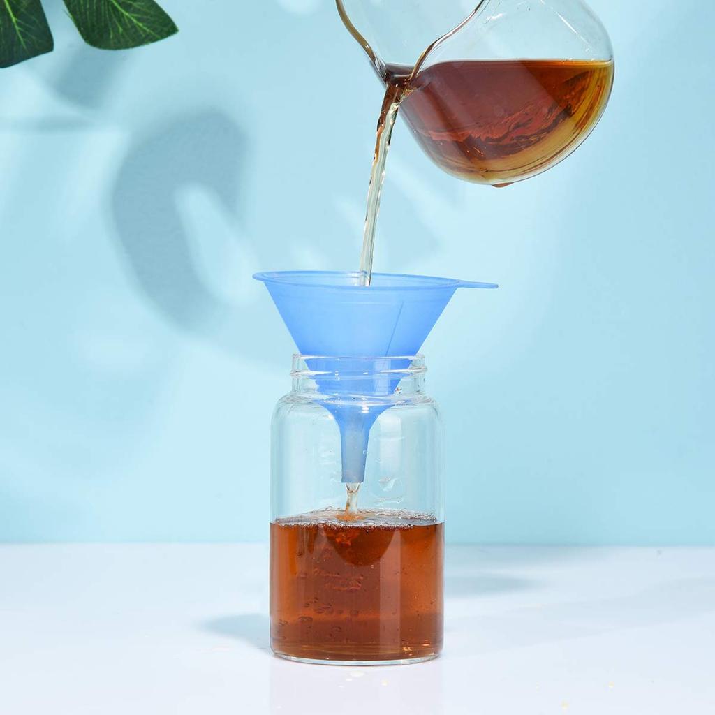 Универсальный набор из 6 пластиковых воронок для использования на кухне и наполнения бутылок.