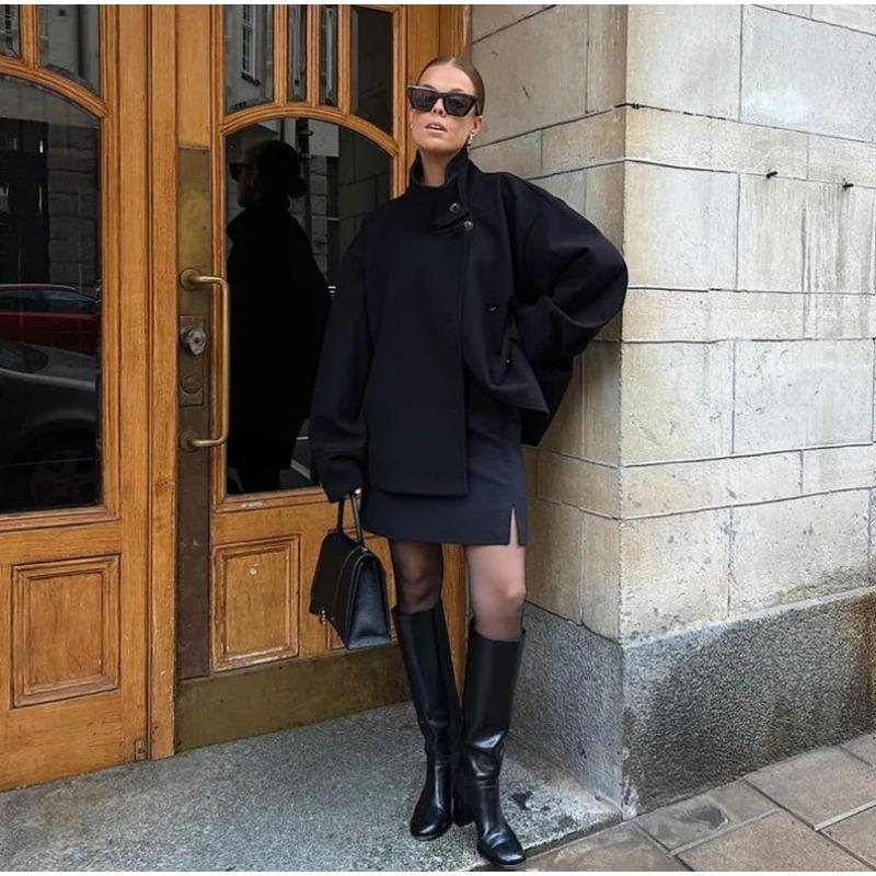 Женская короткая шерстяная куртка с воротником-стойкой на одной пуговице, подчеркивающая темперамент