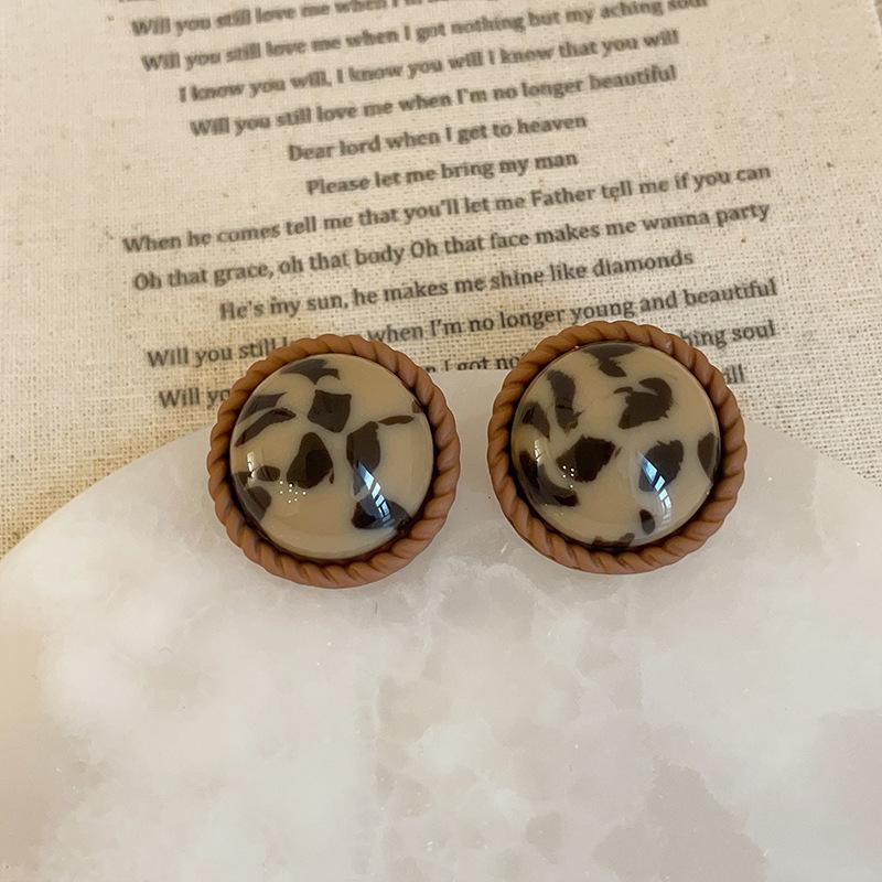 Нишевые высококачественные серьги-гвоздики из смолы с леопардовым принтом, женские осенне-зимние ретро-легкие роскошные модные элегантные универсальные серьги для поездок на работу