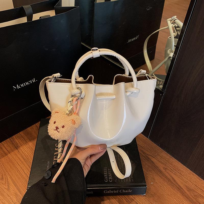 Korean niche design simple and versatile pleated handbag women's 2025 spring and summer new fashion messenger bucket bag