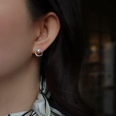Серьги-пусеты с неровными жемчужинами в форме круга: Элегантный, Универсальный, Легкая роскошь для женщин