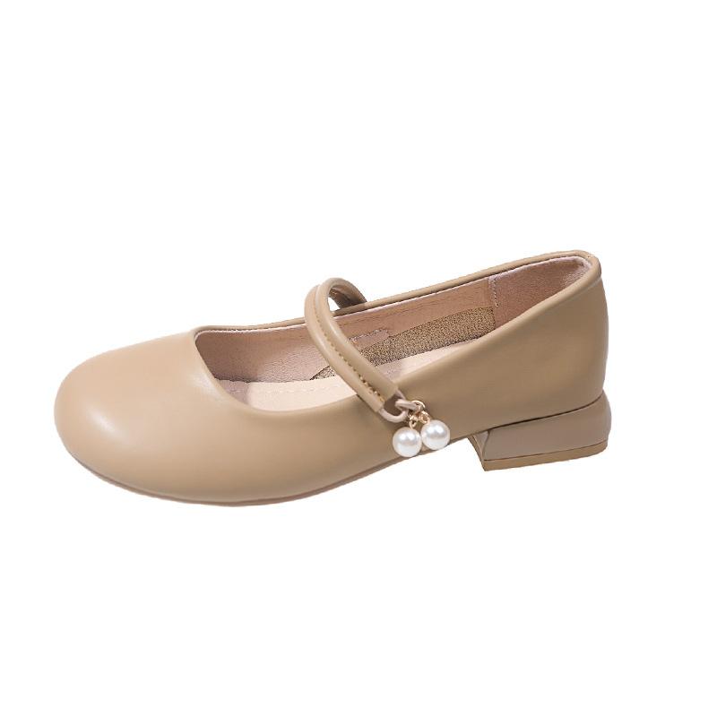 Французские ножки показывают маленькие туфли-лодочки, женские туфли на низком каблуке, весенние новые туфли с мелким вырезом и юбкой, маленькие кожаные туфли женские