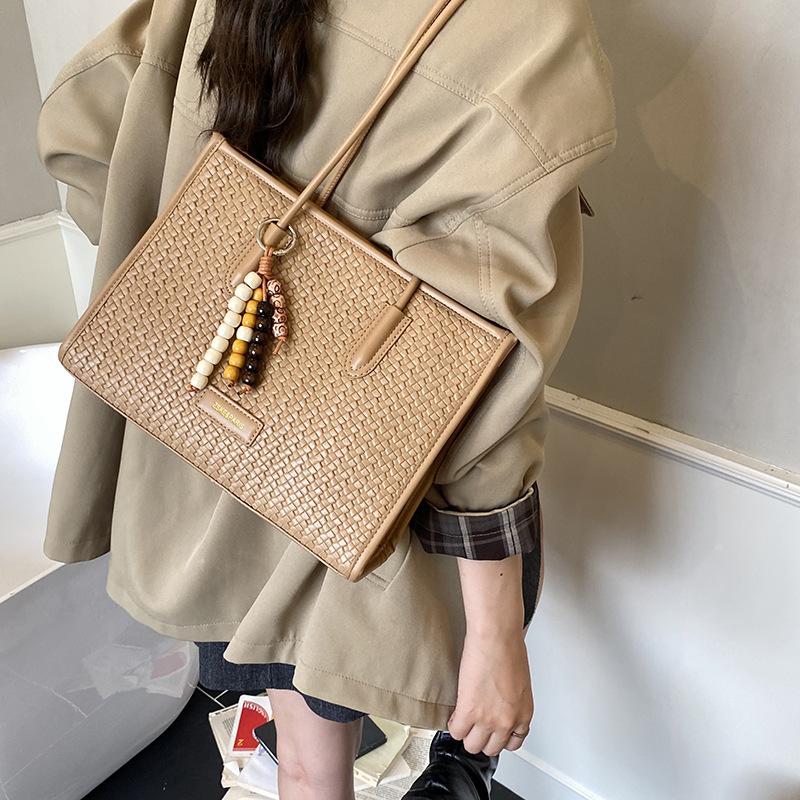 Retro woven bag women's large capacity 2025 new autumn and winter casual shoulder underarm bag popular commuter tote bag
