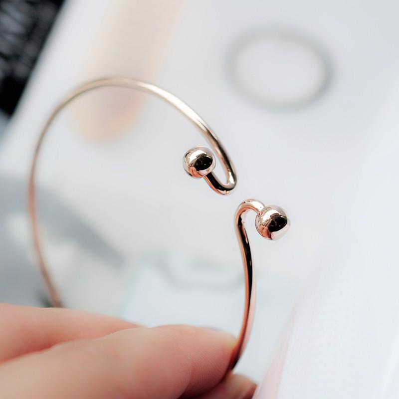 Женский браслет с переплетенными бусинами