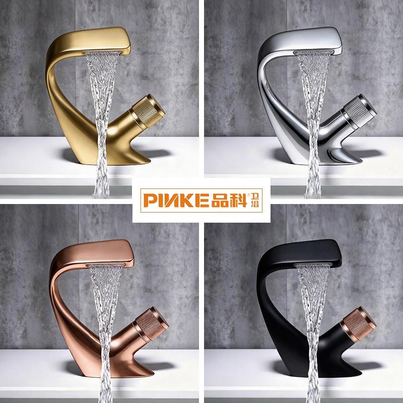 New Design Hotel Luxury Waterfall Golden Single Handle Brass Ceramic Valve Core Deck Mount Modern Bathroom Basin Faucet