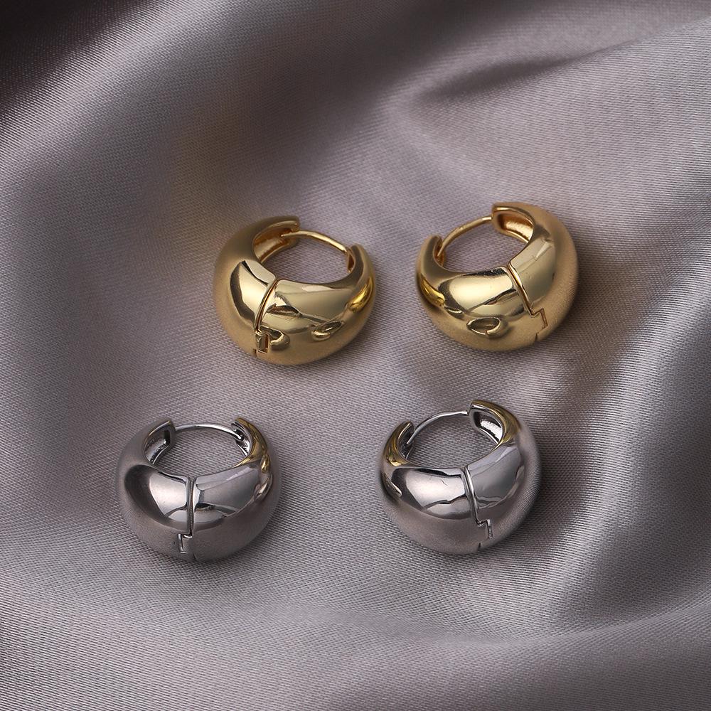 French Retro High-End Women's Ear Cuffs: Simple, Versatile Hoop Earrings for Square and Round Faces.