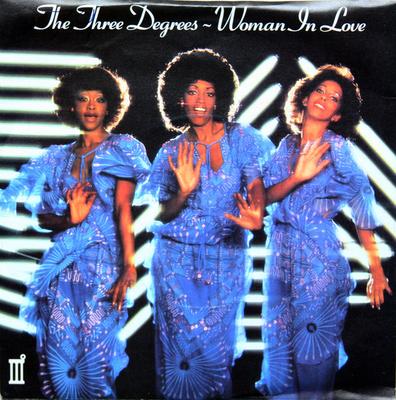 7-дюймовая пластинка THREE DEGREES - Woman In Love ARO141 Ariola 1979 UK Поп Б/у