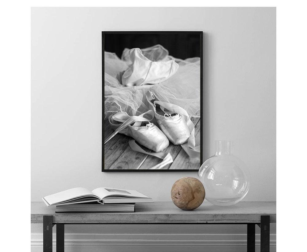 Скандинавские постеры и принты черно-белая Парижская девушка в окне балетные туфли холст картина настенное искусство декоративная картина для гостиной