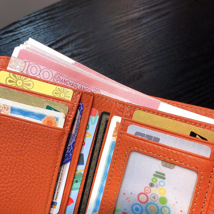 Компактный женский кошелек из коровьей кожи с несколькими отделениями для карт — стильный, вместительный и универсальный