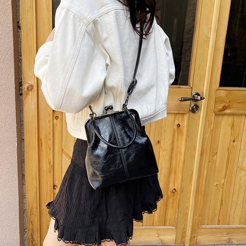 Винтажная мини-сумка кроссбоди на плечо из бежевой искусственной кожи с золотой пряжкой