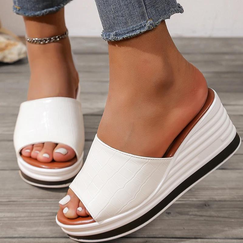 Модные белые шлепанцы на танкетке из искусственной кожи для женщин, больших размеров, модные сандалии на платформе с открытым носком, женские, лето 2025, толстая подошва, пляжные шлепанцы