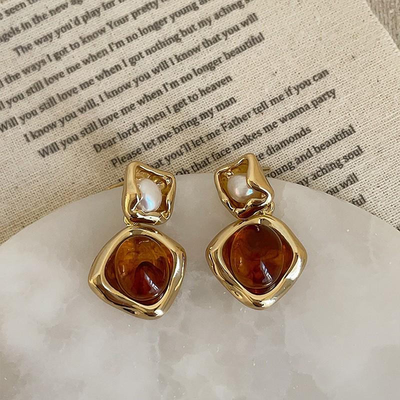 Минималистичные ретро серьги-пусеты в янтарных тонах во французском стиле