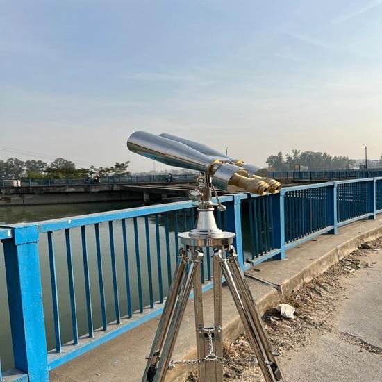 Копия бинокля 1920-х годов из серебристого хрома на регулируемом никелевом штативе с высококачественным объективом и радиусом действия 30-40 км. Уникальный памятный подарок.