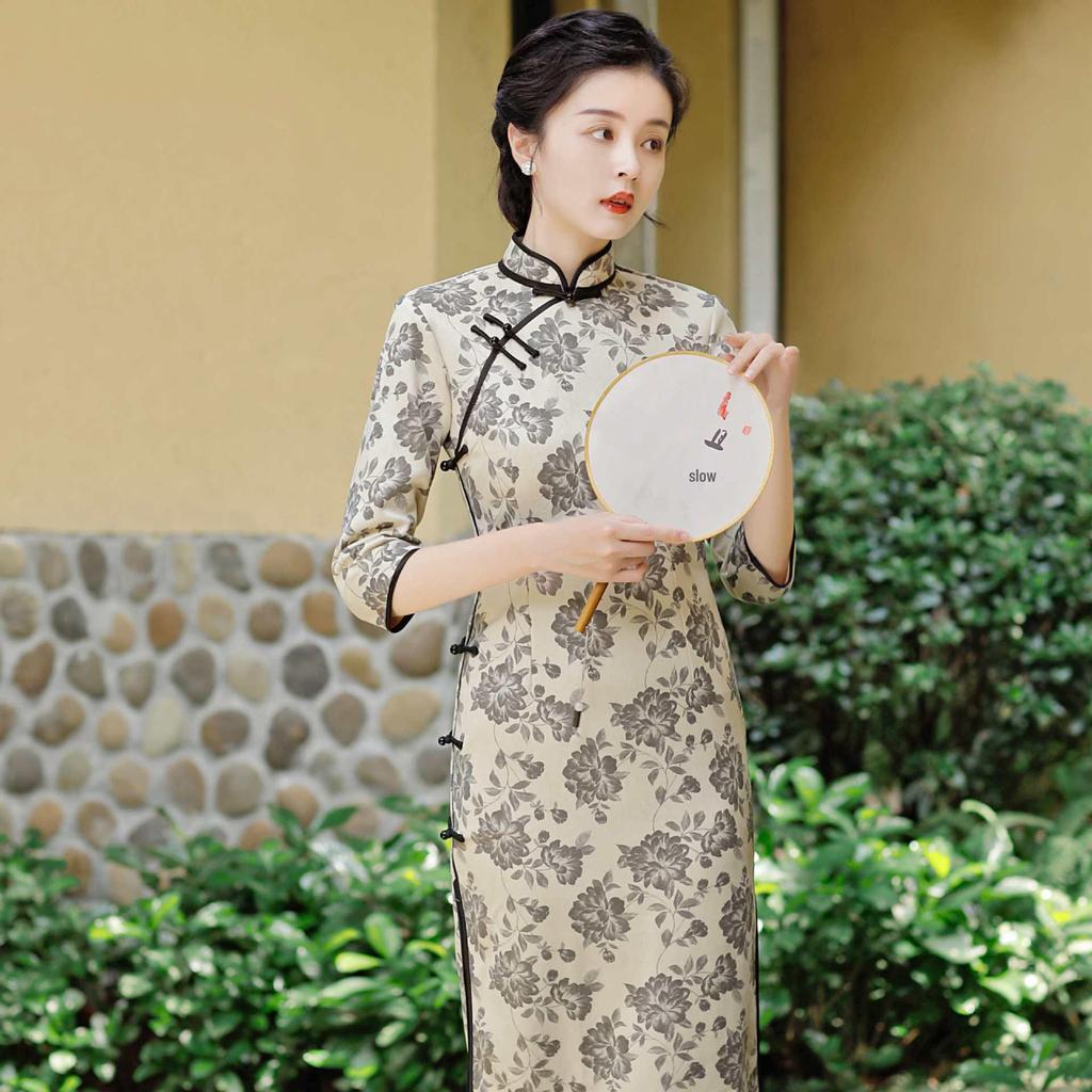 Heqijian 2025 Autumn/Winter Retro Elegant Suede Print Long Cheongsam