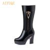 Бренд AIYUQI.Женские зимние сапоги из натуральной кожи с меховой подкладкой внутри на застежке молнии на тостой подошве и высоком толстом каблуке. Длина по колено. Цвет:Черный. Размеры:35,36,37,38,39,40