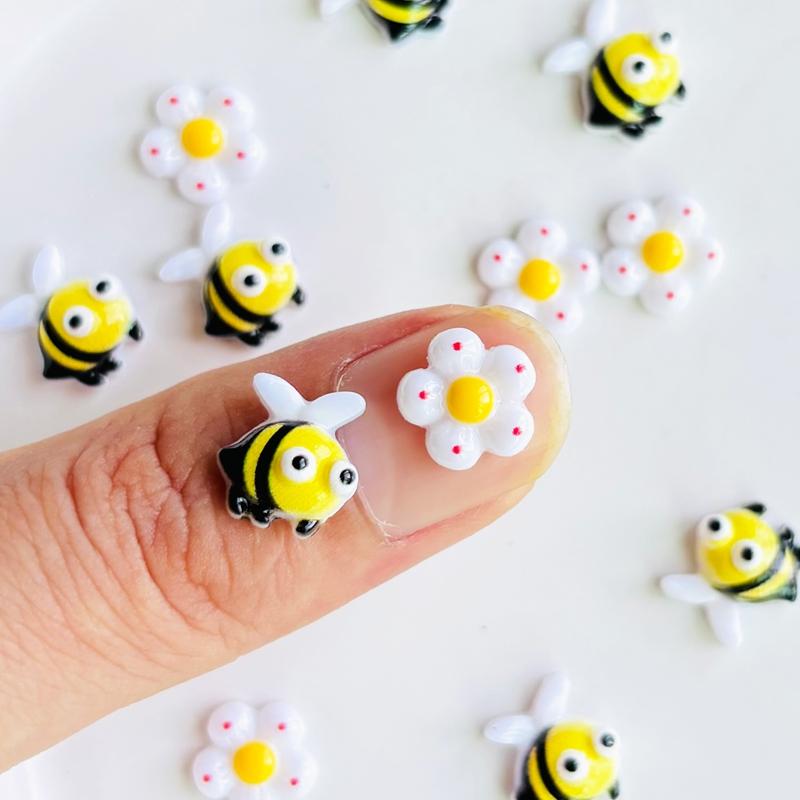 50Pcs New Cute Mini 3D Stereoscopic Little Bee Flower Flatback Ornament Jewelry Making Manicure Hairwear Accessories A148