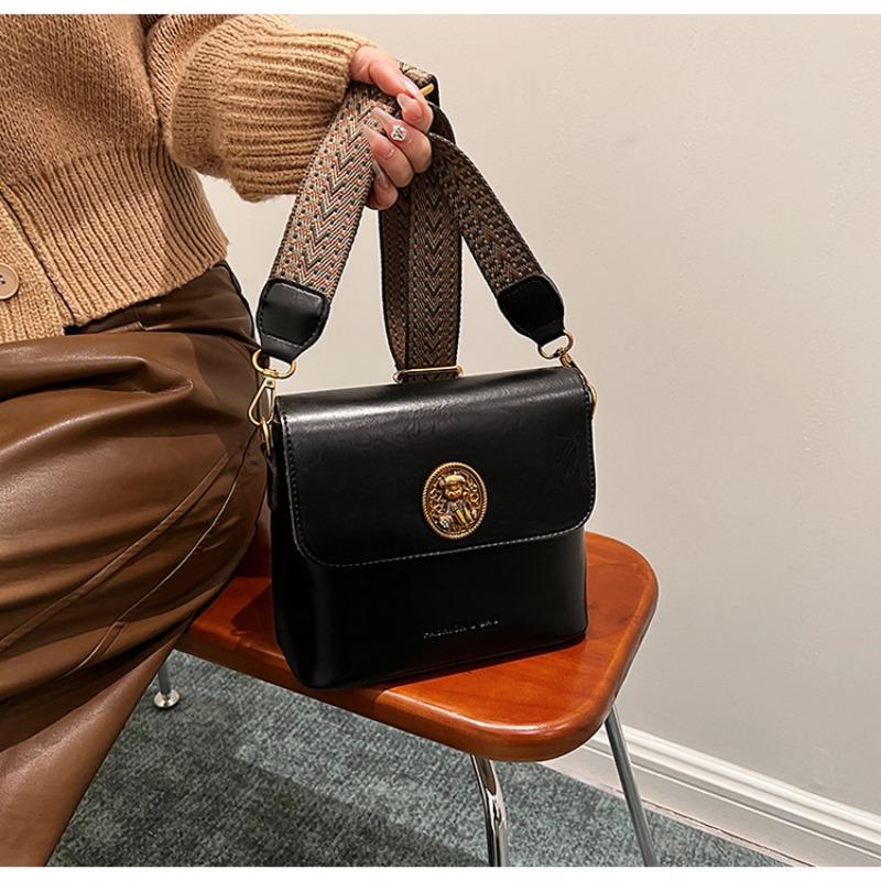 Женская сумка подмышки высокого качества в стиле ретро, ​​новинка 2023 года, зимняя новая маленькая квадратная сумка, простая и универсальная сумка через плечо на одно плечо