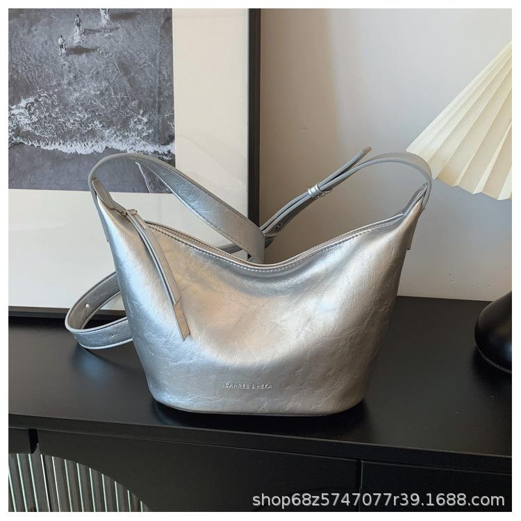 2025 Casual Large Capacity Underarm Bag New Lightweight Simple Crossbody Bag Fashionable Commuter Shoulder Tote Bag