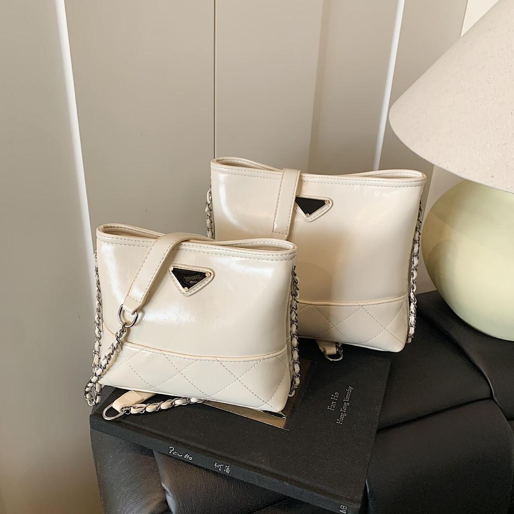 Простые и высококлассные женские сумки, сумки через плечо, нишевые цепочки, сумки-пельмени, вместительные, модные и универсальные женские сумки через плечо.