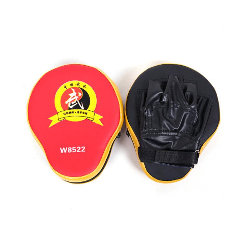 Изогнутая подушка для отработки ударов в боксе и тхэквондо