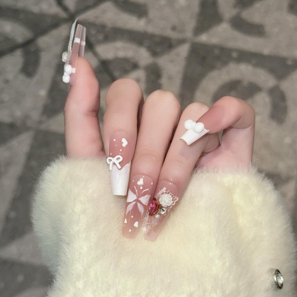 Ношение брони Ручная работа Высококлассное ощущение Чистые румяна нюд Французский маникюр с бабочками Съемные накладные ногти