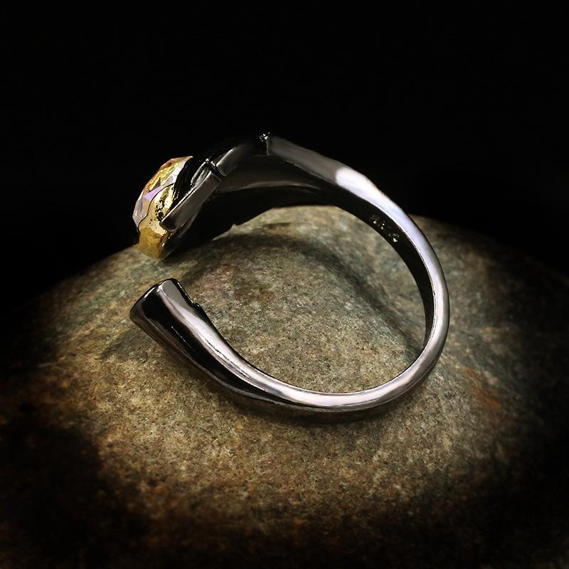 Креативное европейское и американское кольцо с веточкой из черного золота с инкрустацией лунным камнем в стиле ретро из тайского серебра с черными листьями