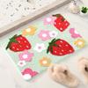 Очаровательный коврик для ванной с клубникой и цветочным узором, 1 шт., плюшевый, противоскользящий и впитывающий, идеально подходит для декора ванной комнаты или подарка подростку