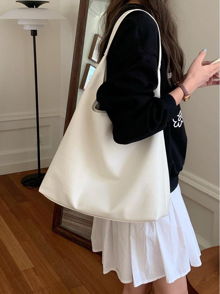 Нишевая серебристая женская сумка под мышкой 2025: Трендовый корейский стиль, универсальная, большая вместимость, наплечная сумка-тоут для студентов