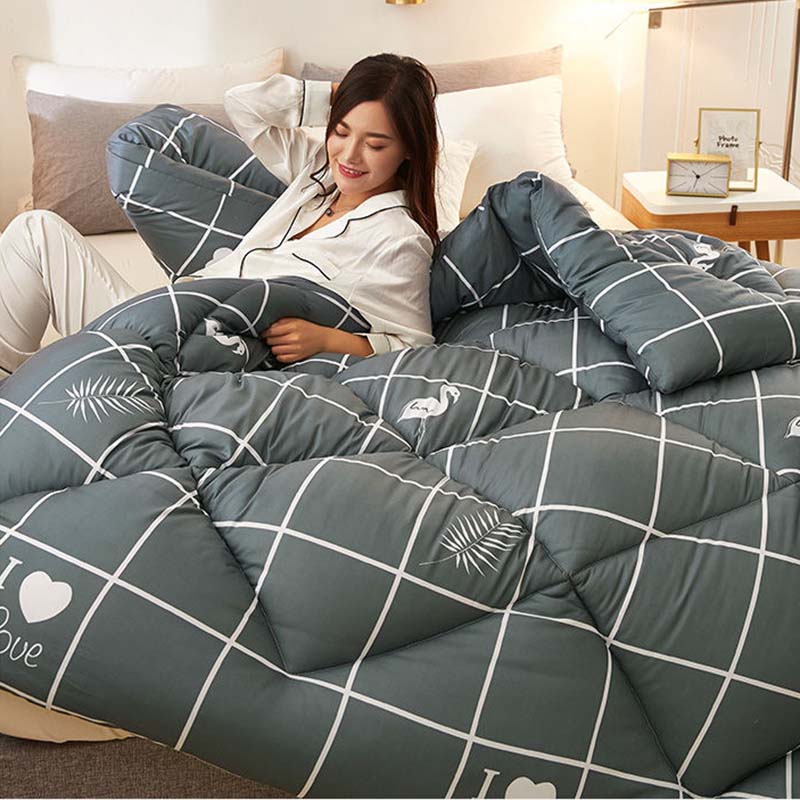 Утолщенное одеяло с хлопчатобумажной подкладкой. Бархатное теплое одеяло. Дышащая и легкая ткань. Доступны постельные принадлежности для одного или двух человек. Все сезоны.