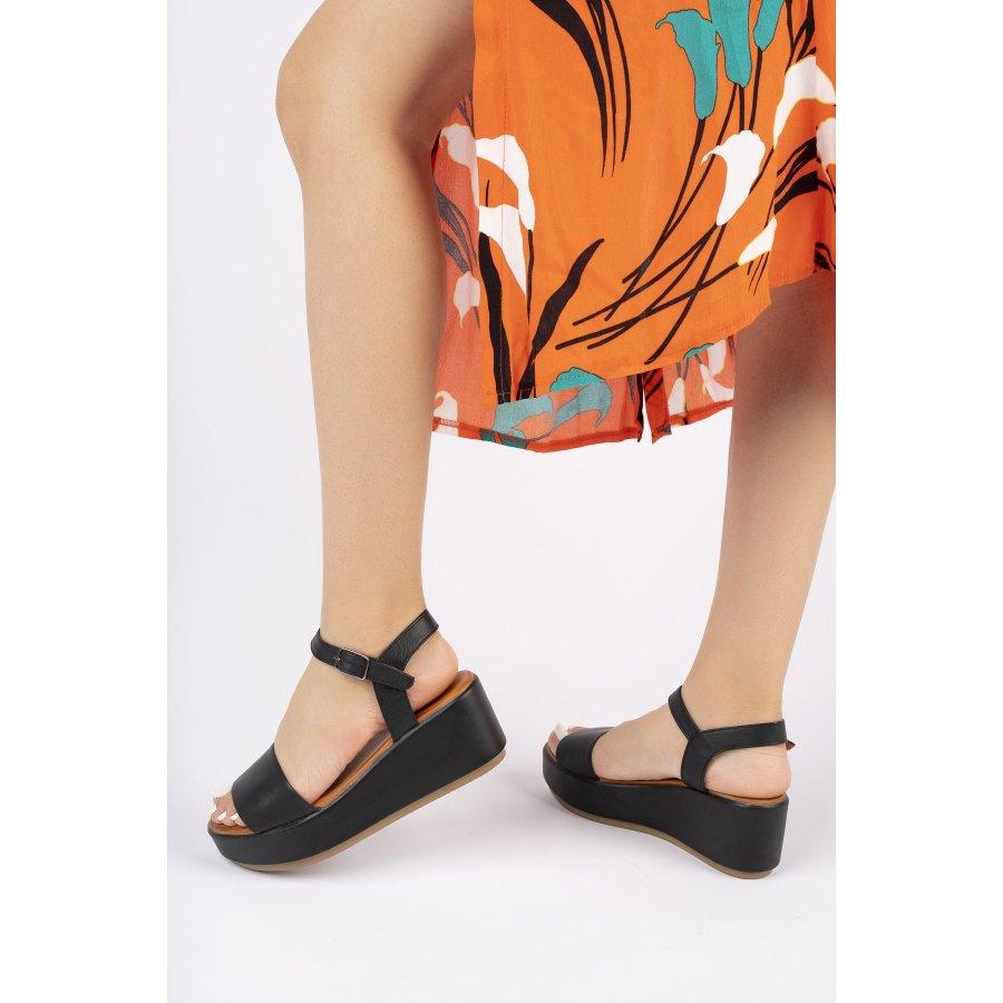 Женские босоножки из натуральной кожи на танкетке