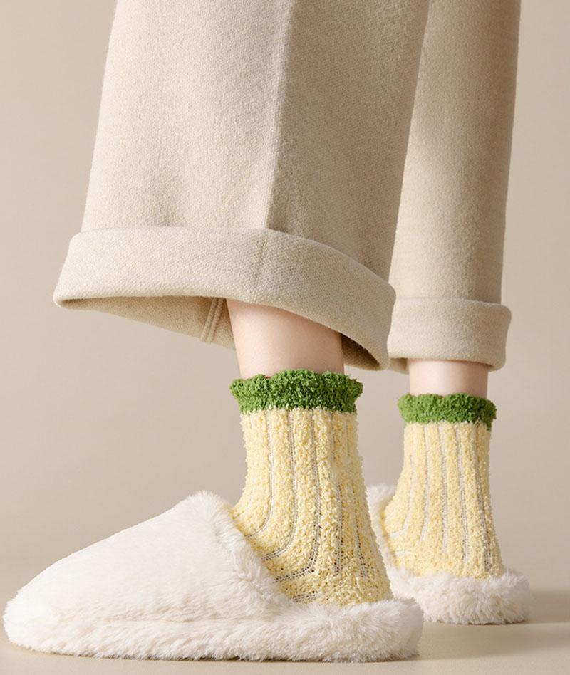 Осенне-зимние носки средней длины из кораллового флиса для женщин, теплые утолщенные домашние носки для пола, носки для сна конфетных цветов, женские махровые носки