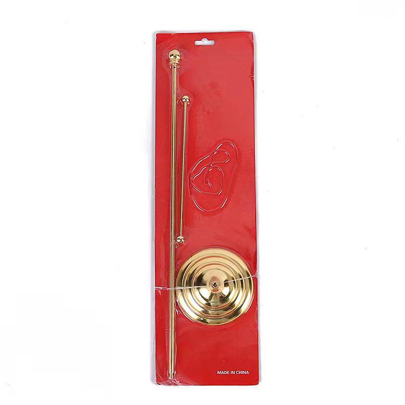 Красный односторонний рекламный флаг с металлической основой и поперечной перекладиной, оснащенной веревкой